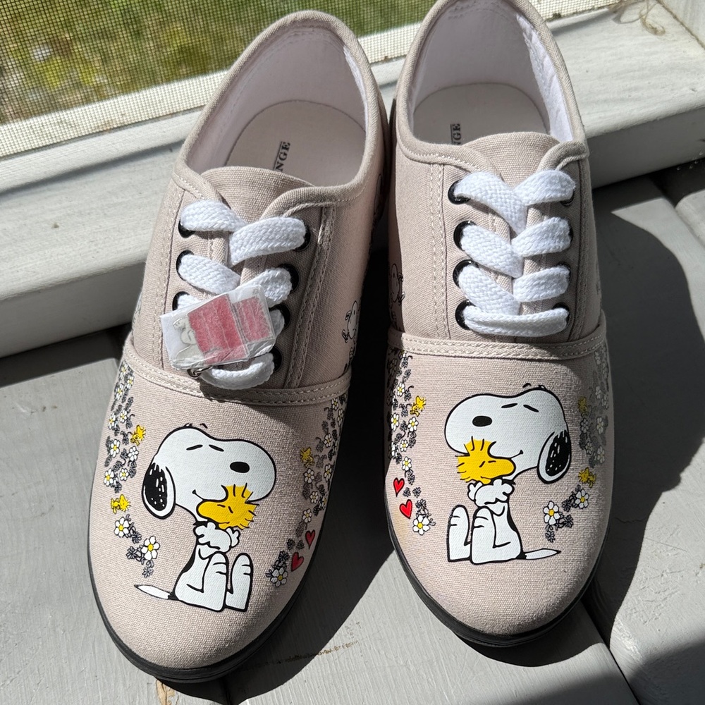 The Bradford Exchange Snoopy Sneakers - Cream and Black